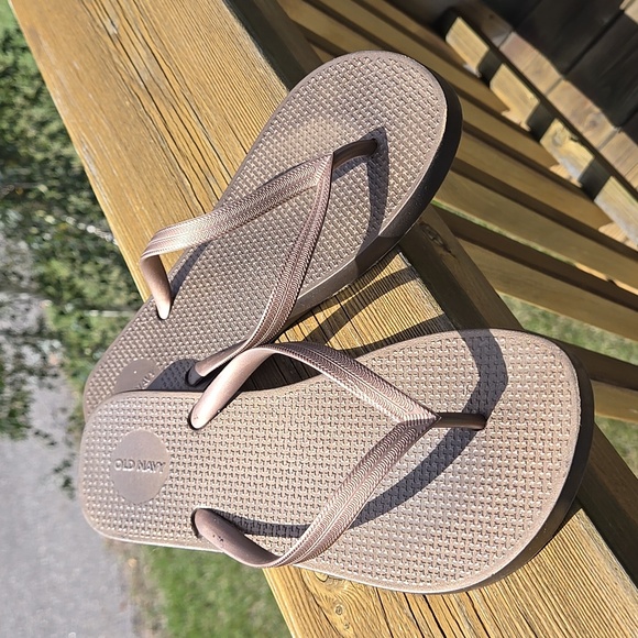 Old navy bronze color flip flops size 7 Womens Shoes Thong Y2k Slip On Sandal - Picture 1 of 14